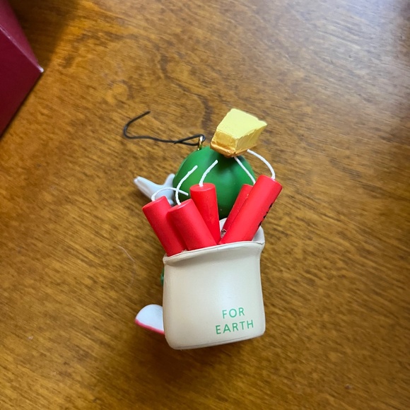 Marvin the Martian Hallmark Ornament - Picture 3 of 3